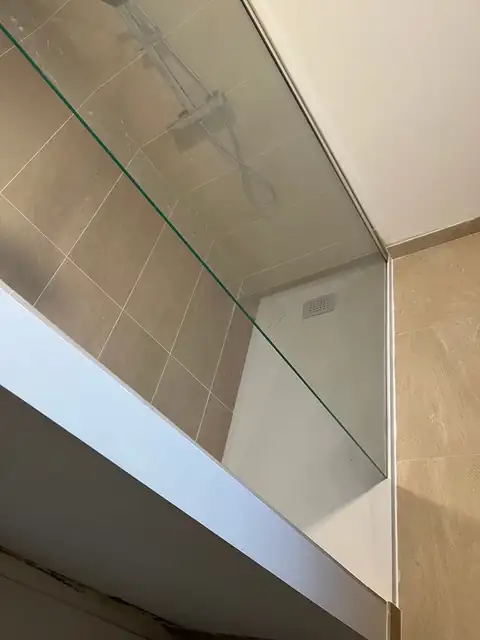 Receveur de douche blanc extra-plat avec paroi vitrée, travail de W.J. Plomberie