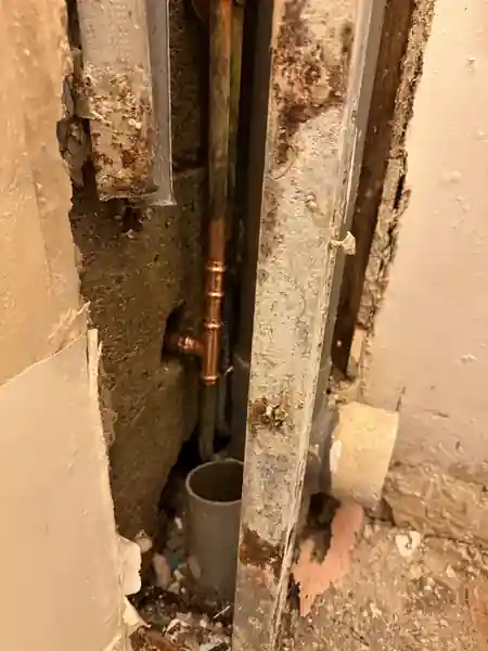 Raccords cuivre neufs sur une canalisation encastrée après réparation d'une fuite par W.J. Plomberie
