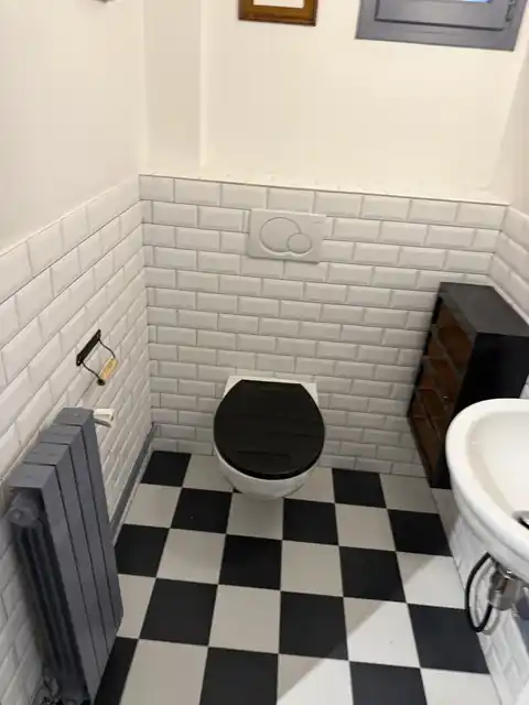 WC suspendu avec plaque de commande sur habillage carrelé, travail de W.J. Plomberie